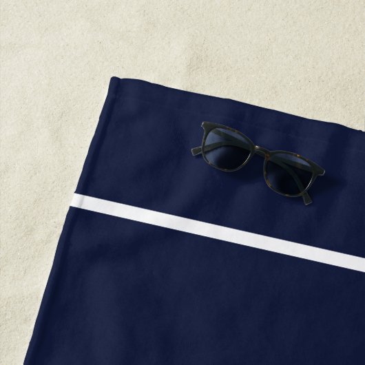 Elegante marine witte moderne monogrammed naam strandlaken (In situ)