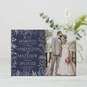 Elegante Marine & Zilver Bloemen Bruiloft Foto Aankondiging (Staand voorkant)