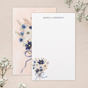 Elegante marineblauwe bloemboeket met monogram briefpapier