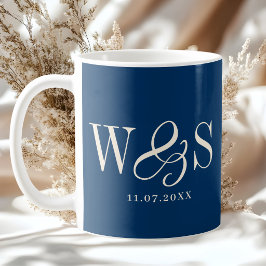 Elegante marineblauwe initiële huwelijksparen koffiemok
