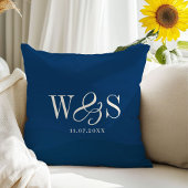 Elegante marineblauwe initiële huwelijksparen kussen