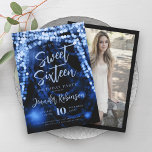 Elegante marineblauwe strijklichten foto zoet 16 kaart<br><div class="desc">Elegant Sweet Sixteen Verjaardagsfeestuitnodiging sjabloon w / Navy Blue Sparkle String Lights motief,  aangepaste foto & modern typografie script.</div>