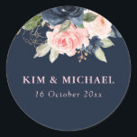 Elegante marinebloesem roze bloemenbruiloft sticke ronde sticker<br><div class="desc">Dit ontwerp is voorzien van mooie jachtbloemen en bloesem roze bloemen en een Elegant marinekamer met prachtige scripttekst die gepersonaliseerd kan worden.</div>