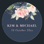 Elegante marinebloesem roze bloemenbruiloft sticke ronde sticker<br><div class="desc">Dit ontwerp is voorzien van mooie jachtbloemen en bloesem roze bloemen en een Elegant marinekamer met prachtige scripttekst die gepersonaliseerd kan worden.</div>