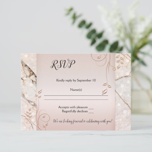 Elegante marmeren roos gouden trouw RSVP kaart (Staand voorkant)