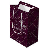 Elegante Maroon Argyle Patroon Vrolijk Kerstfeest Medium Cadeauzakje (Voorkant Gekanteld)
