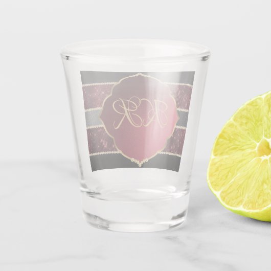 Elegante Maroon & Gold Monogram Initialen Shot Glas (Achterkant)