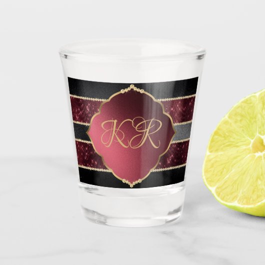 Elegante Maroon & Gold Monogram Initialen Shot Glas (Voorkant)