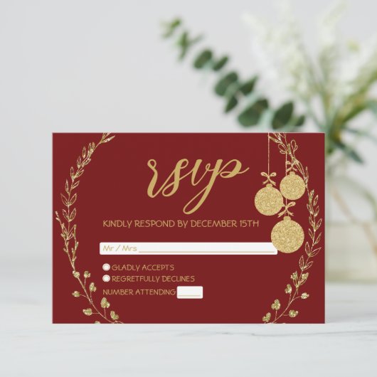 Elegante Maroon Gouden Glitter Krans Kerstfeest RSVP Kaartje (Staand voorkant)