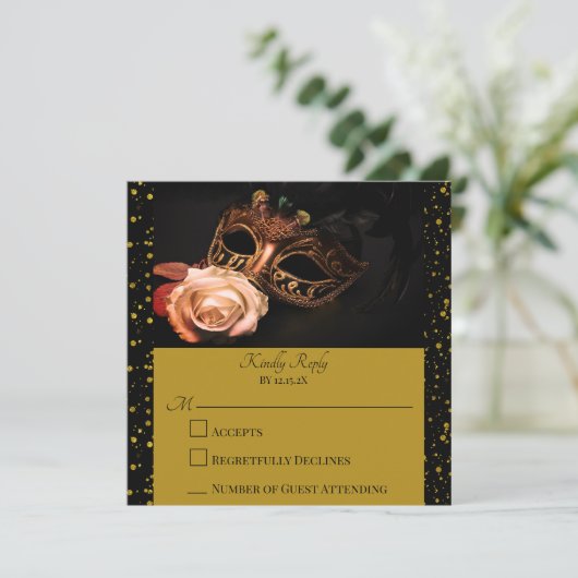 Elegante maskerade en witte roos (Staand voorkant)