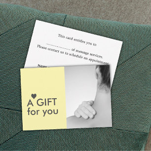 Elegante massagetherapeut foto geel grijs hart