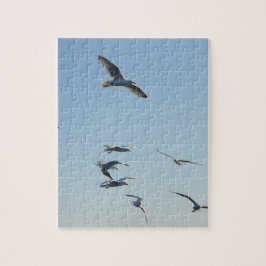 Elegante Meeuwen Die Zweven Boven Oceaangolven Kus Legpuzzel