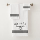 Elegante meneer en mevrouw White Grey Monogram ach Bad Handdoek (Insitu)