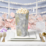 Elegante menorah's bedankdoosjes<br><div class="desc">Chanoeka Elegant Menorahs, gunstboxen voor gasten. Vul ze met popcorn of een traktatie! Voeg overal tekst toe in het vak met behulp van uw favoriete lettertypekleur, -stijl en -grootte! Geniet ervan! Stijl: Popcorn Favor Box 3, 75" x 3, 5" x 7, 5" Favor boxes zijn net zo uniek als uw...</div>