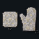 Elegante Menorahs Oven Mitt & Pot Holder Set<br><div class="desc">Oven Mitt en Pothouder Set, Elegante Menora's. Alle ontwerpelementen kunnen worden bewerkt en/of overgebracht naar andere Zazzle-producten. Bewerkbare tekst kan worden verwijderd en vervangen door uw eigen woorden, met behulp van uw favoriete lettertypestijl, -kleur en -stijl. Koop afzonderlijk of als set. Maakt een geweldig gastvrouw cadeau! Bedankt voor het stoppen...</div>