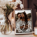 Elegante minimale botanische monogram 2-foto bruil kaart<br><div class="desc">Deze gepersonaliseerde trouwtafel nummerkaarten zijn de belichaming van romance en elegantie, ontworpen om een persoonlijke touch toe te voegen aan uw bruiloft receptie decor. Elke kaart heeft een dubbelzijdig ontwerp, waardoor u aan elke kant een gekoesterde foto van u en uw partner kunt laten zien, en de vreugde en liefde...</div>