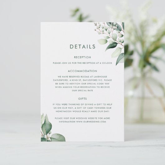 Elegante minimale eucalyptus groen bruiloft informatiekaartje (Staand voorkant)