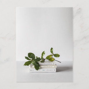 elegante minimale stapel van boeken botanische briefkaart