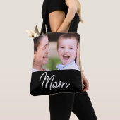 Elegante minimale zwarte scriptfoto voor Moeder Tote Bag (Dichtbij)