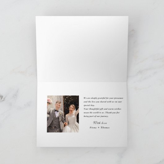 Elegante minimalistische aangepaste trouwfoto bedankkaart (Binnen)