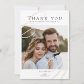 Elegante minimalistische Beige Monogram Trouwfoto Bedankkaart (Voorkant)
