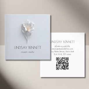 Elegante Minimalistische Bloemige Witte Blauwe QR Vierkante Visitekaartje
