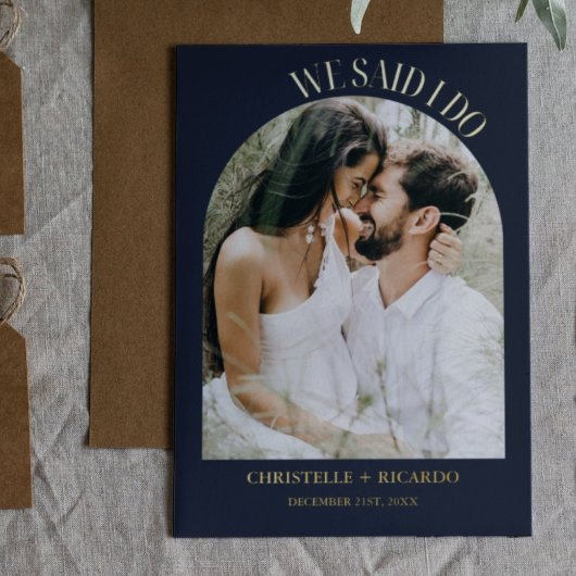 Elegante minimalistische boog marineblauw ontwikke folie uitnodiging