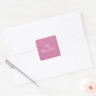 Elegante minimalistische diep roze monogram naam vierkante sticker