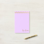 Elegante minimalistische gouden accent roze post-it® notes (Op bureau)