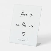 Elegante minimalistische liefde zit in het Air Wed Reclamebord Met Voetstuk (Voorkant)