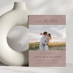Elegante minimalistische Mauve gedempt Roos trouwf Save The Date<br><div class="desc">Kondig uw speciale dag aan met deze moderne en minimalistische save the date-kaart met uw favoriete foto. Het neutrale kleurenpalet en het elegante handgeschreven script creëer hebben een tijdloze en verfijnde uitstraling. Perfect voor bruiloften, bestemming bruiloften, en nieuwigheden, deze gepersonaliseerde save the date is een moeiteloze manier om uw spannende...</div>
