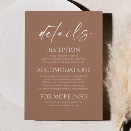 Elegante minimalistische Mocha Mousse bruiloft det Informatiekaartje