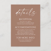 Elegante minimalistische Mocha Mousse bruiloft det Informatiekaartje (Voorkant)