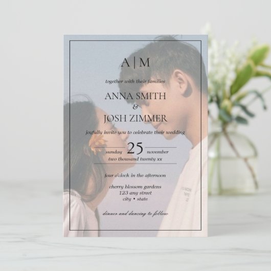 Elegante minimalistische monogram foto overlay bru kaart (Staand voorkant)