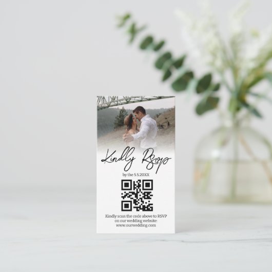 Elegante minimalistische RSVP QR-code trouwfoto Informatiekaartje (Staand voorkant)