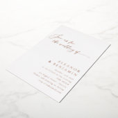 Elegante Minimalistische Script Bruiloft Witte Roz Folie Uitnodiging (Gedraaid)