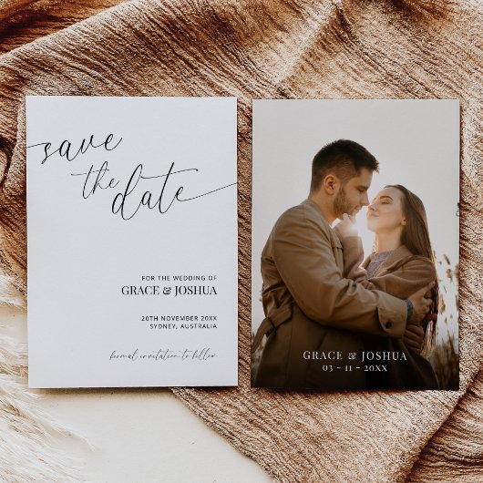 Elegante minimalistische script en paar foto bruil save the date