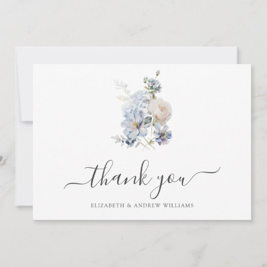 Elegante minimalistische stoffige blauwe bloemen b bedankkaart (Voorkant)