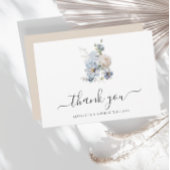 Elegante minimalistische stoffige blauwe bloemen b bedankkaart