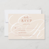Elegante minimalistische terracotta monogram bruil RSVP kaartje (Voorkant)