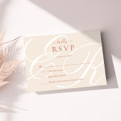 Elegante minimalistische terracotta monogram bruil RSVP kaartje