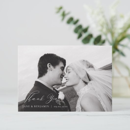 Elegante minimalistische witte bruiloft 2 foto bedankkaart (Staand voorkant)