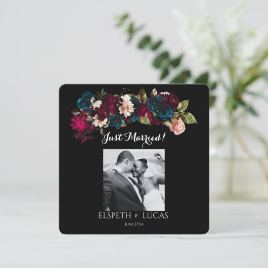 Elegante Minimalistische Zwarte en Bloemige Bruilo Save The Date (Staand voorkant)