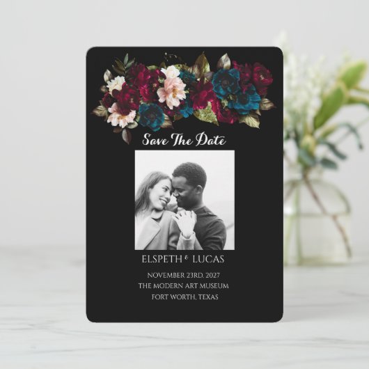 Elegante Minimalistische Zwarte en Bloemige Bruilo Save The Date (Staand voorkant)