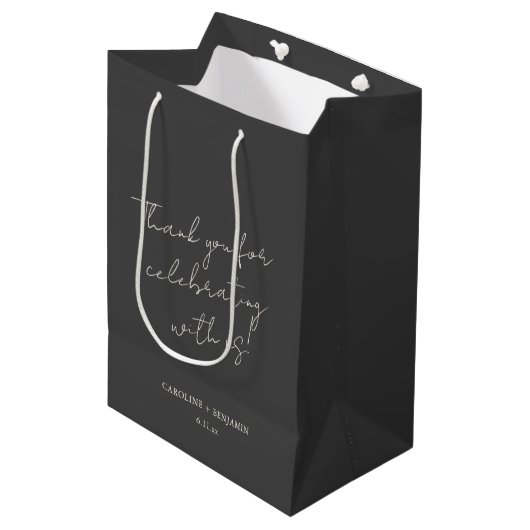 Elegante Minimalistische Zwarte Script Trouw Aange Medium Cadeauzakje (Voorkant Gekanteld)