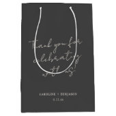 Elegante Minimalistische Zwarte Script Trouw Aange Medium Cadeauzakje (Voorkant)