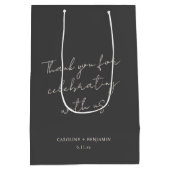 Elegante Minimalistische Zwarte Script Trouw Aange Medium Cadeauzakje (Achterkant)