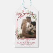 Elegante Mistletoe Jonggehuwden Foto Kerstmis Cadeaulabel (Voorkant)