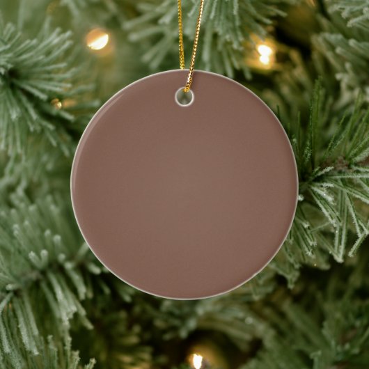 Elegante Mocha Mousse Bruin Solid Christmas Keramisch Ornament (Boom)