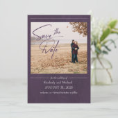 Elegante moderne aubergine Paarse save the date fo (Staand voorkant)